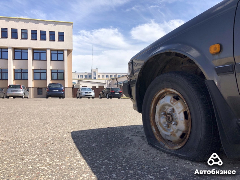 ​Даже на платных стоянках! Как брошенные автомобили побеждают закон