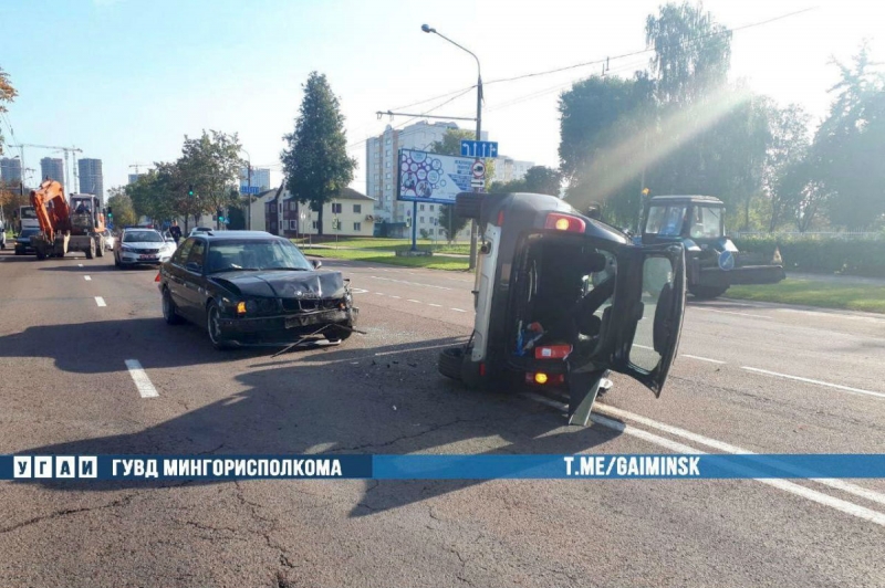В Минске Renault Duster столкнулся с BMW и опрокинулся