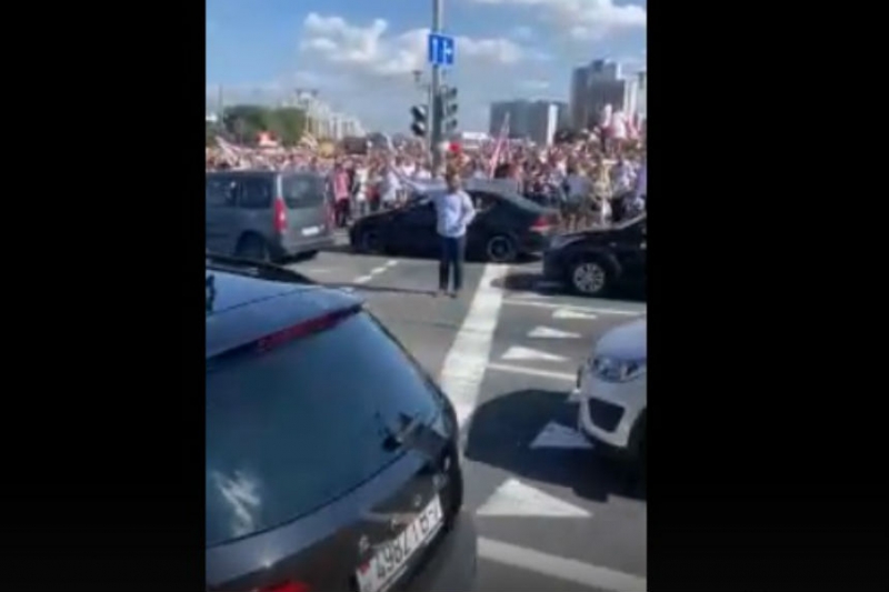 Видео: белорусы сами вышли регулировать движение, когда отключили светофоры