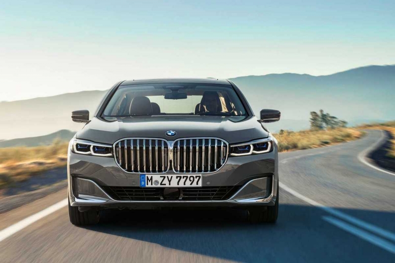 BMW троллит Mercedes, а огромный баскетболист пытается уместиться в Tesla. Топ автомобильных видео за сентябрь