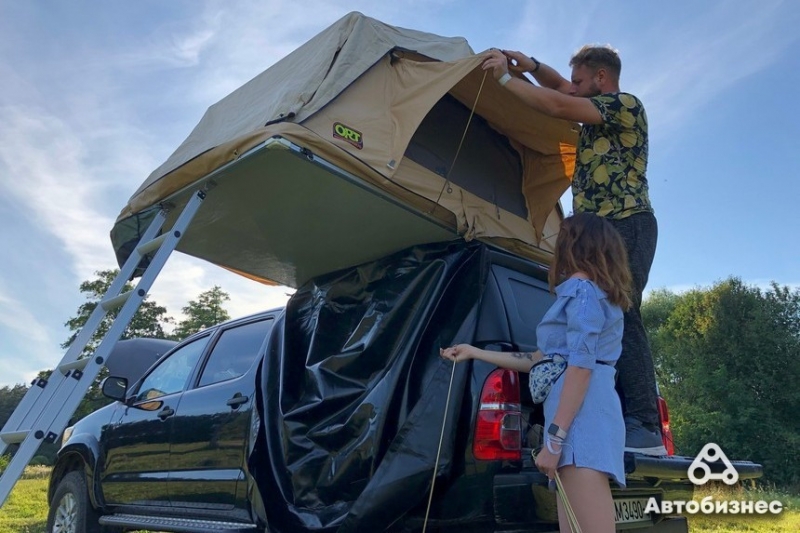 "Мечтаем доехать до Кейптауна". Семья из Гродно сделала из Toyotа Hilux машину для путешествий по глухим местам