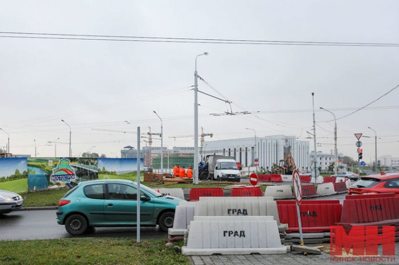 С развязки Победителей-Орловская начали снимать ограждение