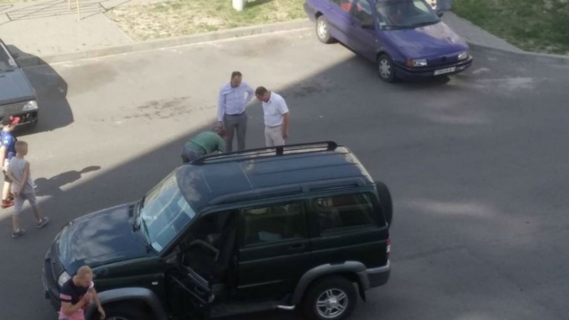 Гомельчанин залез в яму, чтобы привлечь внимание к проблеме во дворе. И сработало!