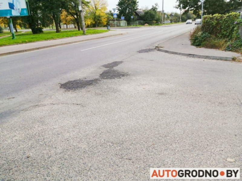 В Гродно в яме нарисовали бело-красно-белые полоски. Дорожники отремонтировали всю улицу