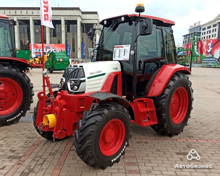 Новый электробус "Белкоммунмаш", "шоустоппер" от МТЗ и хэтчбек Geely. В Минске проходит выставка "Судьба гигантов"