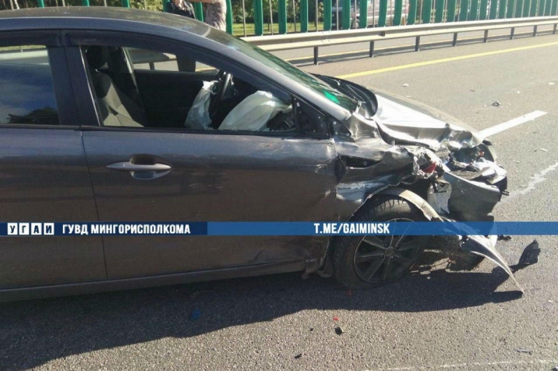 На МКАД KIA врезался в отбойник и столкнулся с двумя авто - пострадал водитель