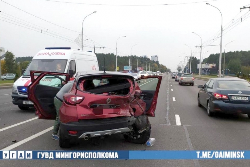 Citroеn врезался в остановившийся Renault на проспекте Независимости в Минске - пострадали дети