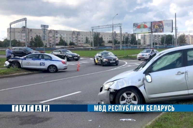 В районе съезда с внешнего кольца МКАД столкнулись Geely ГАИ и Toyota – госпитализированы оба водителя