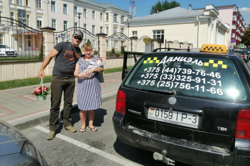 Женщина из Добруша, которая родила в такси, попросила водителя стать крестным