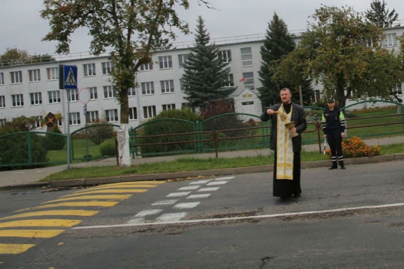 Фотофакт: в Несвиже инспекторы ГАИ призвали на помощь священника, чтобы снизить аварийность