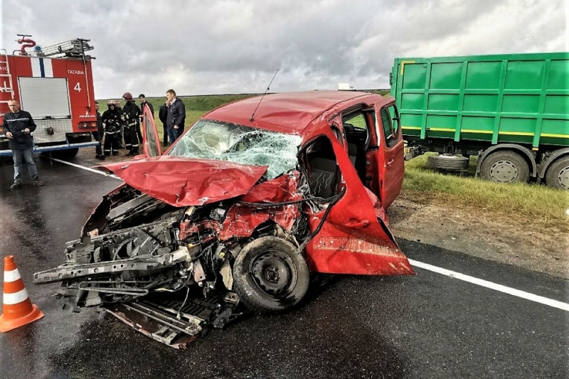 При съезде с М1 Peugeot попал под МАЗ – водитель серьезно пострадал
