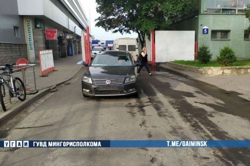 При выезде с Комаровского рынка Volkswagen сбил велосипедиста