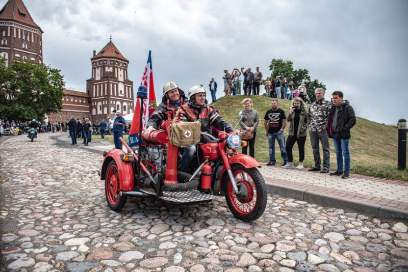 "Кола часу-2020" и мы. Путешествие по древним замкам в колонне старых мотоциклов