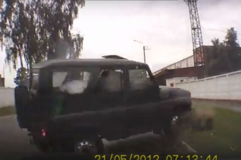 ГАИ составила 5 протоколов на водителя УАЗа, который протаранил Renault в Бобруйске и скрылся