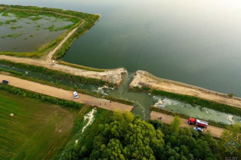 В Жабинковском районе прорвало дамбу - в воду упал автомобиль