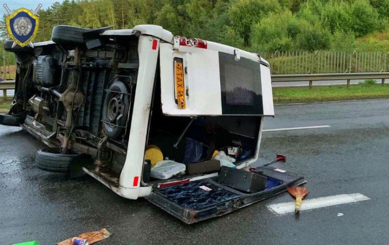 Опубликовано видео смертельной аварии под Логойском: Peugeot попал в поток воды и врезался в маршрутку
