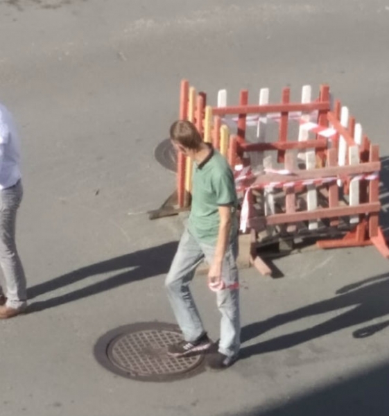 Гомельчанин залез в яму, чтобы привлечь внимание к проблеме во дворе. И сработало!