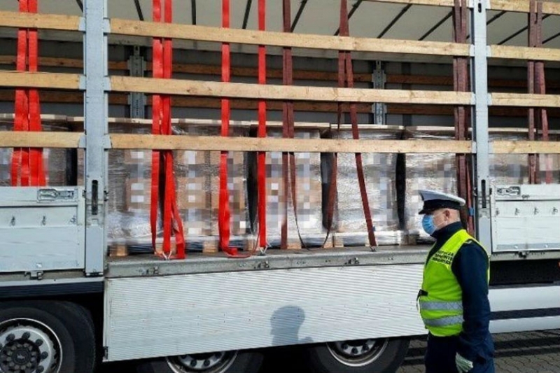 В Польше белорусскому дальнобойщику не дали продолжить движение из-за ненадежно закрепленного груза