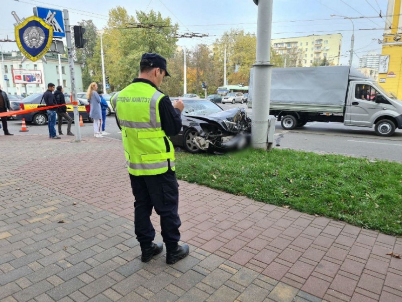 В Минске Lexus вылетел на тротуар и сбил пешеходов – один погиб, другой в реанимации