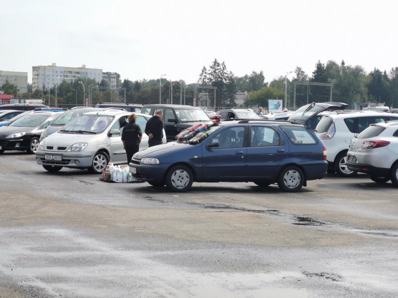 Жив, курилка? Репортаж с авторынка в Ждановичах