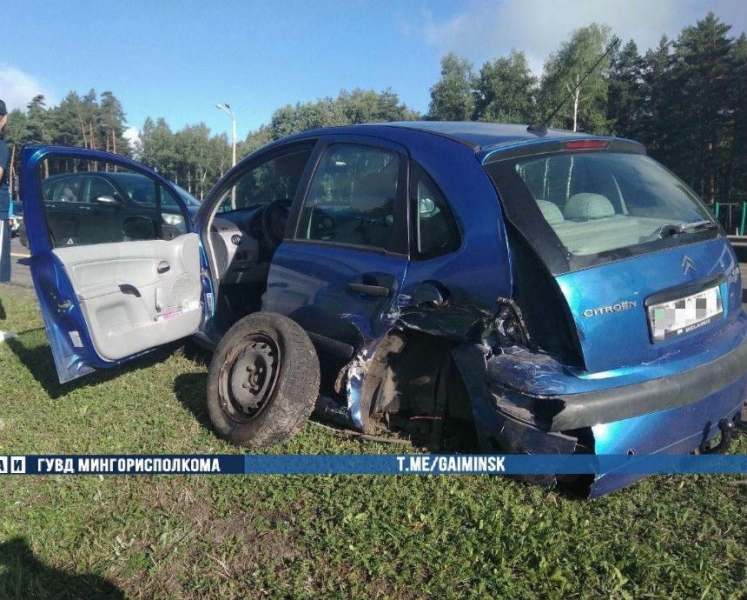На МКАД KIA врезался в отбойник и столкнулся с двумя авто - пострадал водитель
