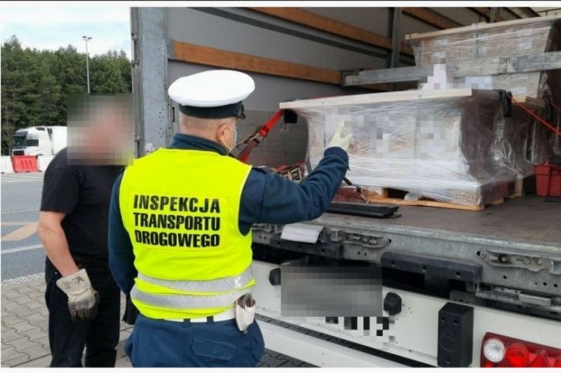 В Польше белорусскому дальнобойщику не дали продолжить движение из-за ненадежно закрепленного груза