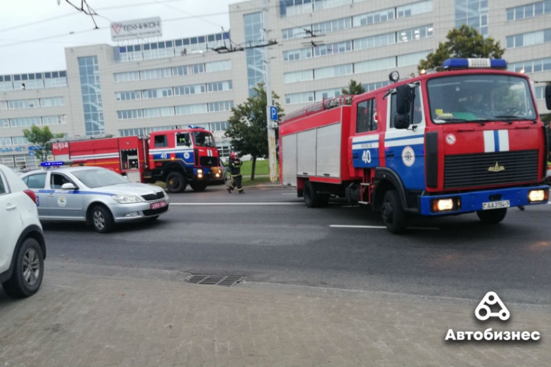 Видео: автобус выехал на встречку и "снес" столб в Минске