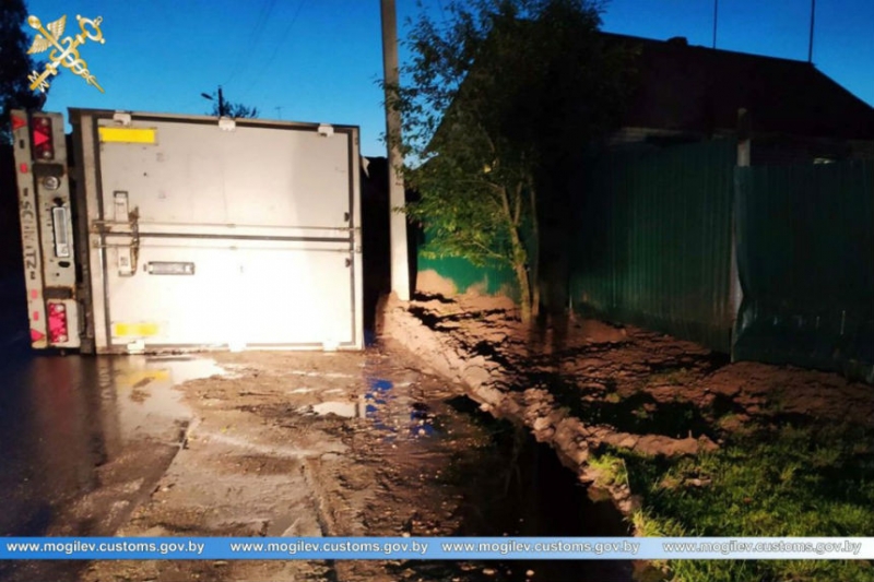 В Беларуси опрокинулась российская фура, водитель которой скрывался от таможни