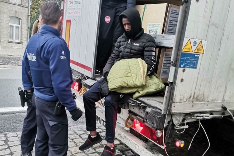 Дальнобойщик рассказал, как в его фуру пробрались нелегалы