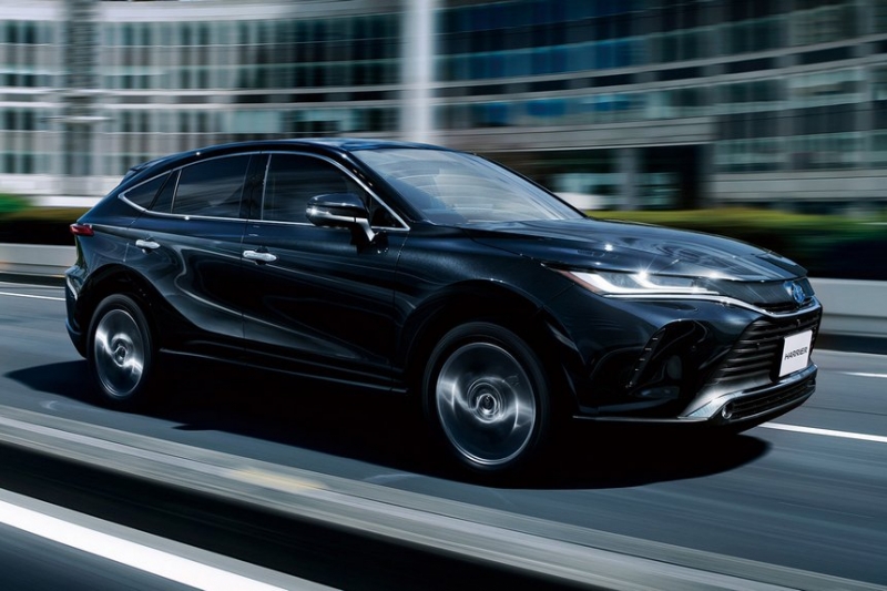 Новая Toyota Harrier вызвала ажиотаж - за машиной выстроилась очередь