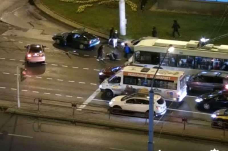 Видео: перекрытие дороги в Минске закончилось дракой на проезжей части