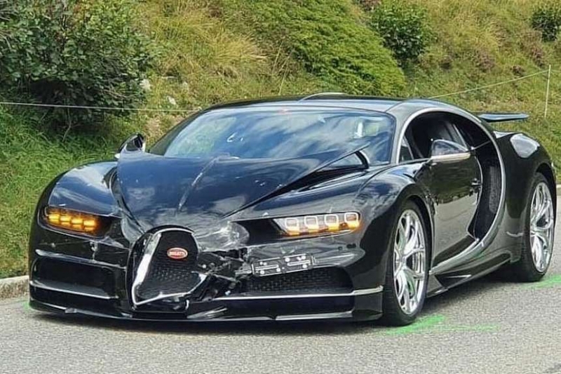 Фотофакт: последствия "дорогой" аварии с участием Bugatti Chiron и Porsche 911