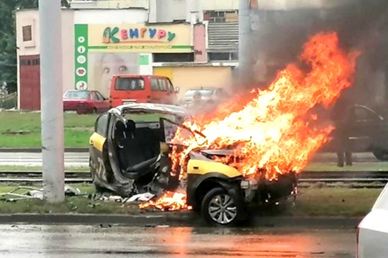 Резонансное ДТП с такси в Витебске - Kia Rio разорвало после удара о столб, начался пожар