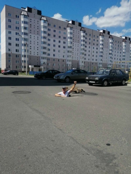 Гомельчанин залез в яму, чтобы привлечь внимание к проблеме во дворе. И сработало!