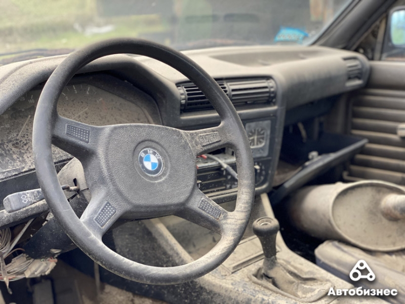 ​Даже на платных стоянках! Как брошенные автомобили побеждают закон