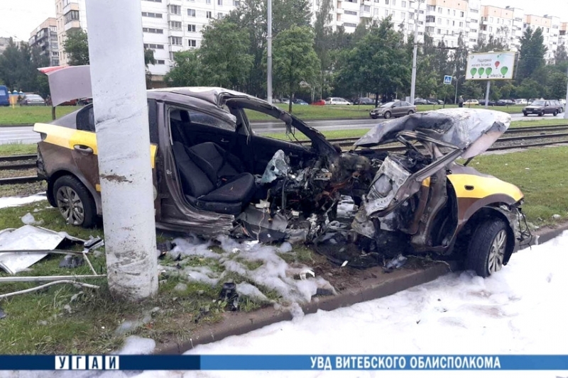 Резонансное ДТП с такси в Витебске - Kia Rio разорвало после удара о столб, начался пожар