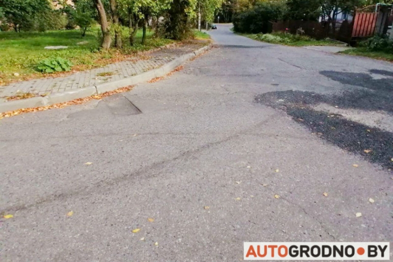 В Гродно в яме нарисовали бело-красно-белые полоски. Дорожники отремонтировали всю улицу