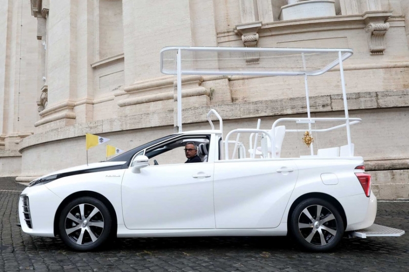 Папа Римский пересел на специальную водородную Toyota Mirai