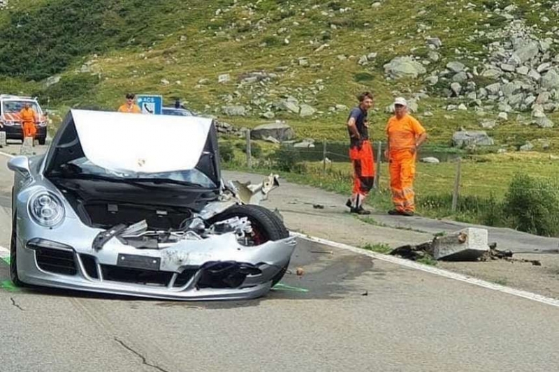 Фотофакт: последствия "дорогой" аварии с участием Bugatti Chiron и Porsche 911