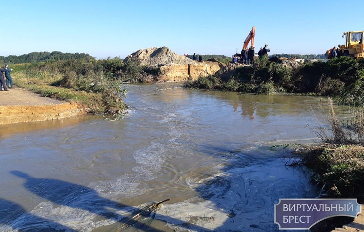 В Жабинковском районе прорвало дамбу - в воду упал автомобиль