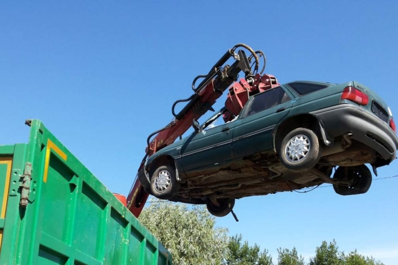 В Минске начали перерабатывать автохлам - первые 10 бесхозных машин отправились в Гатово