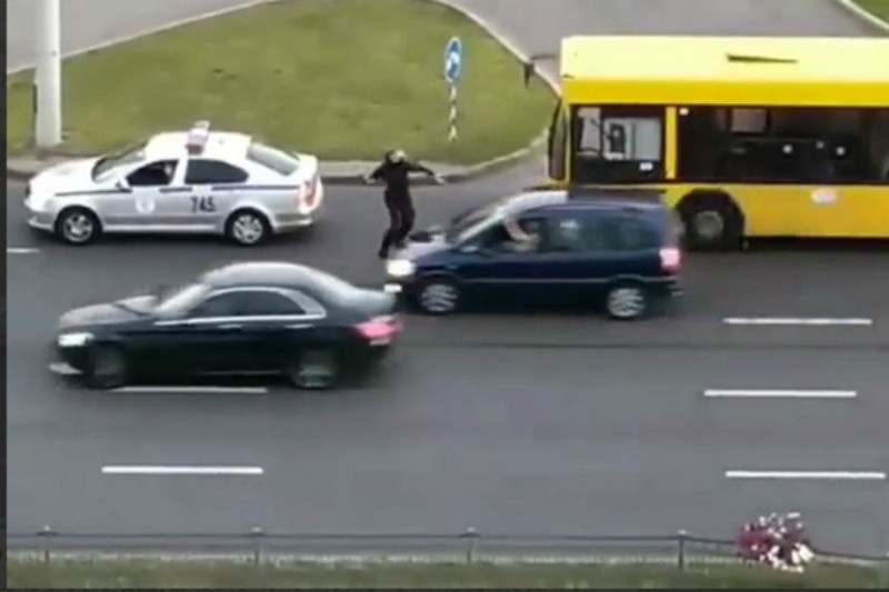 Видео: в Минске ОМОНовец дубинкой бьет по едущему автомобилю