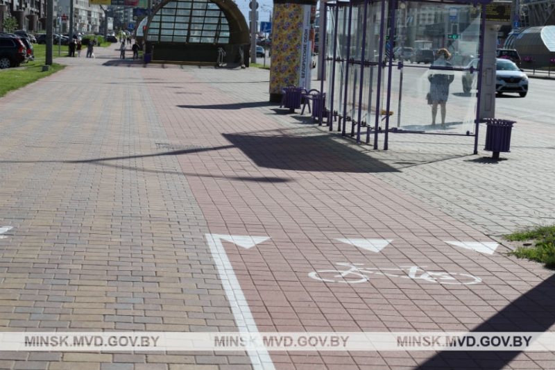 На проспекте Дзержинского нанесли экспериментальную разметку для велосипедистов