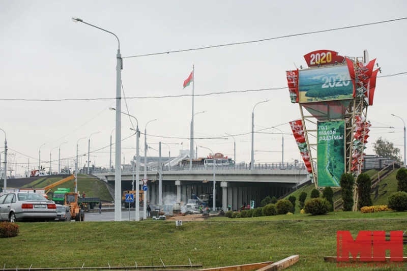 С развязки Победителей-Орловская начали снимать ограждение