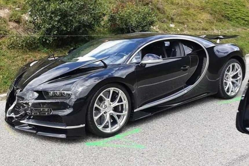 Фотофакт: последствия "дорогой" аварии с участием Bugatti Chiron и Porsche 911