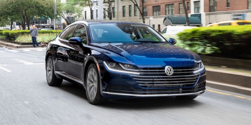 Машины из России возвращаются? Площадка по продаже дилерской "бэушки" занялась российскими авто