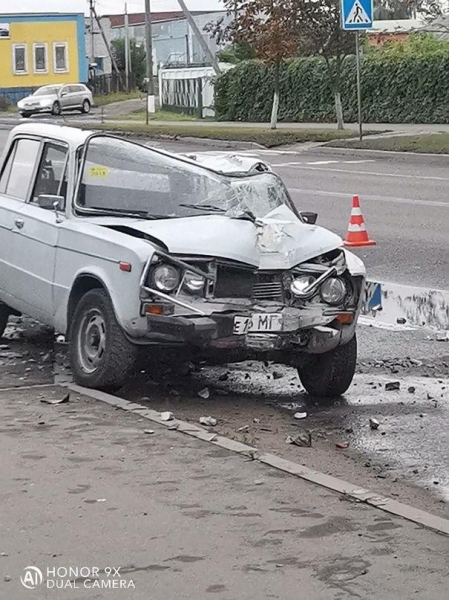 В Бобруйске мужчина, угрожая водителю осколком стекла, угнал автомобиль и в Жлобине "снёс" столб