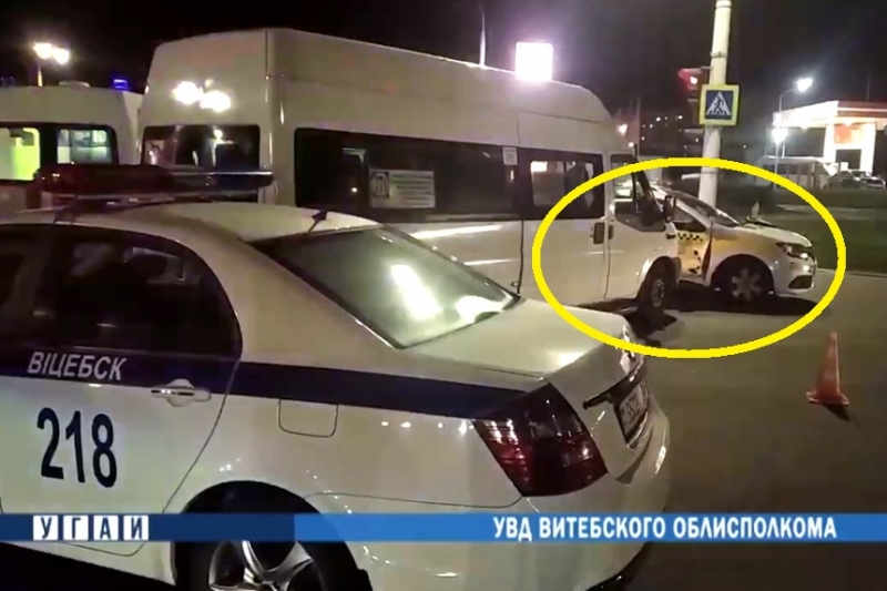 Такси и маршрутка столкнулись в Витебске. Водителя такси увезла "скорая"