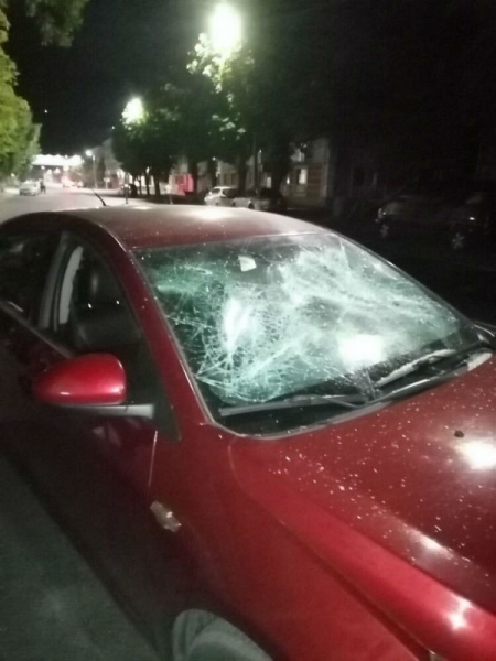 Жители Барановичей рассказали, как силовики громили дубинками их автомобили