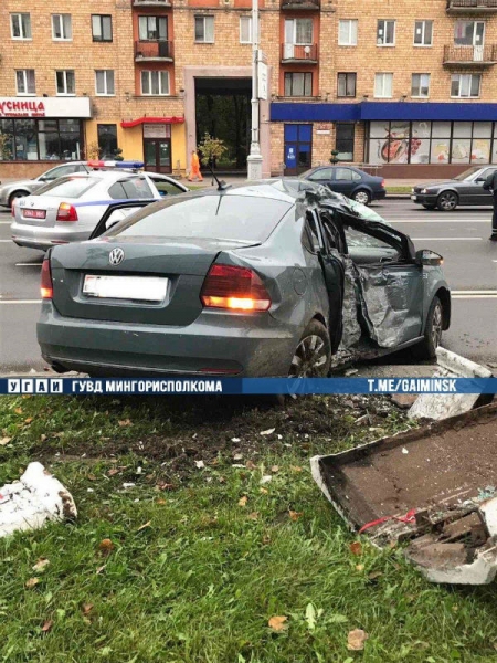 На проспекте Независимости Volkswagen врезался в столб